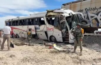 Camión de pasajeros intenta ganarle el paso al tren en Cuatro Cienegas