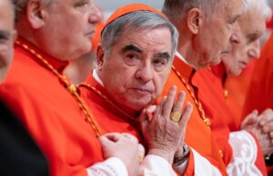 Renuncia Cardenal Becciu al Cónclave, aunque Francisco se lo Prohibió