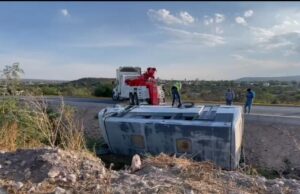 Volcadura de camión de personal en la carretera 100