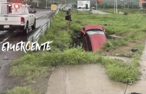 Auto cae en dren y fallece conductor en la Fray Junipero Serra