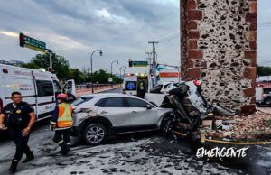 Terrible choque automovilístico en Los Arcos de Querétaro
