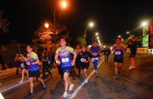 Más de 8 mil corredores participan en la Carrera Nocturna