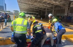 Rescatan a un hombre tras caer en fosa de la Terminal de Autobuses de Querétaro