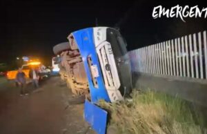 Vuelca camión Qrobus tras choque de auto en Paseo de la República