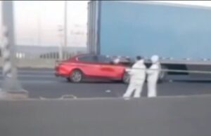 Muere al chocar su auto en la caja de un tráiler en el Libramiento Sur