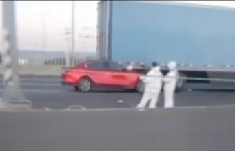 Muere al chocar su auto en la caja de un tráiler en el Libramiento Sur