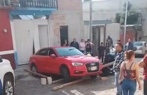 Conductor pone reversa por error y arrolla a 2 mujeres en San Pedrito Peñuelas