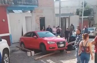 Conductor pone reversa por error y arrolla a 2 mujeres en San Pedrito Peñuelas