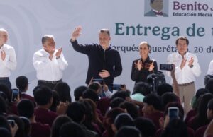 Entregan Becas a estudiantes de bachillerato en El Marques