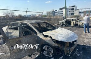 Incendio alcanza 4 autos en Centro Sur