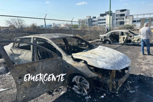 Incendio alcanza 4 autos en Centro Sur