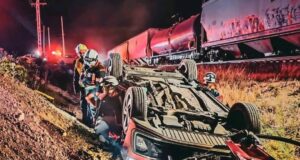 Embiste tren un automóvil en El Marqués