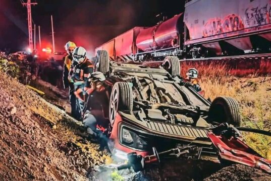 Embiste tren un automóvil en El Marqués