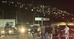 Vuelcan auto por beber alcohol en el Libramiento Surponiente