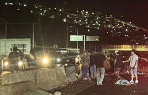 Vuelcan auto por beber alcohol en el Libramiento Surponiente