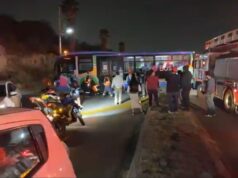 Choca motociclista contra Qrobus en el Blvd de la Nación