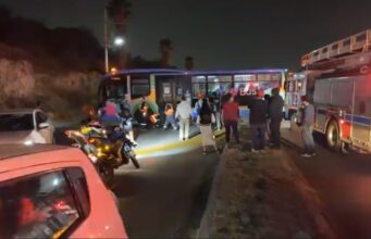 Choca motociclista contra Qrobus en el Blvd de la Nación