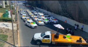 Taxistas se manifiestan contra Uber y Didi en el aeropuerto de la CDMX