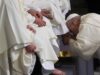 El Papa León XIV lavó los pies a 12 sacerdotes en el inicio del Triduo Pascual