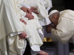 El Papa León XIV lavó los pies a 12 sacerdotes en el inicio del Triduo Pascual