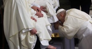 El Papa León XIV lavó los pies a 12 sacerdotes en el inicio del Triduo Pascual