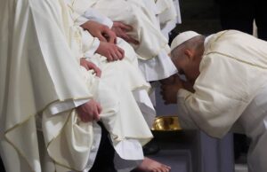 El Papa León XIV lavó los pies a 12 sacerdotes en el inicio del Triduo Pascual
