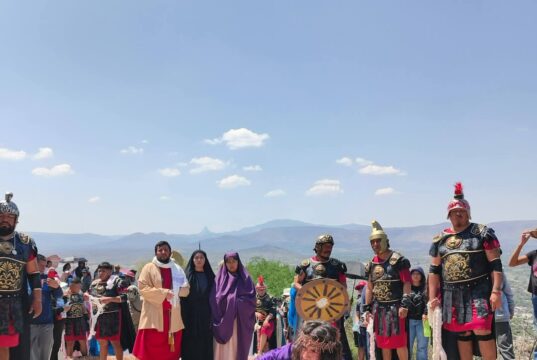 Muere visitante en Tolimán tras desvanecerse en pleno Viacrucis