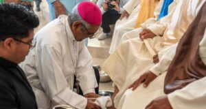 Obispo de Querétaro acude a cárcel de hombres y mujeres en Jueves Santo