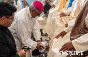 Obispo de Querétaro acude a cárcel de hombres y mujeres en Jueves Santo