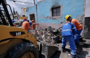 Limpian casa abandonada con basura y tiliches en en Centro de Querétaro