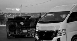 Tres lesionados en choque de camioneta de personal en El Márques