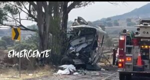 Choque de autobús de pasajeros en Querétaro deja 9 muertos