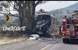 Choque de autobús de pasajeros en Querétaro deja 9 muertos