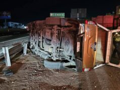 Vuelcan y abandonan camioneta en la autopista México Querétaro