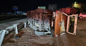 Vuelcan y abandonan camioneta en la autopista México Querétaro
