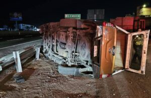 Vuelcan y abandonan camioneta en la autopista México Querétaro