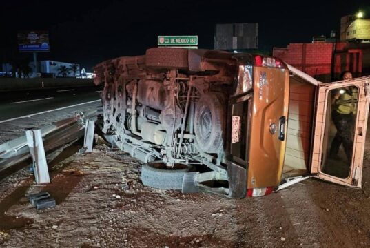 Vuelcan y abandonan camioneta en la autopista México Querétaro