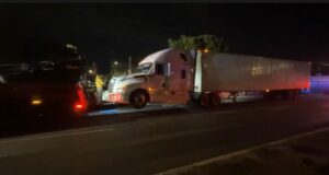 Aseguran un tracto camión en Pirineos, Querétaro