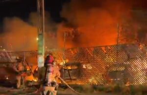 SE INCENDIA CORRALÓN DE AUTOS EN SAN PABLO II