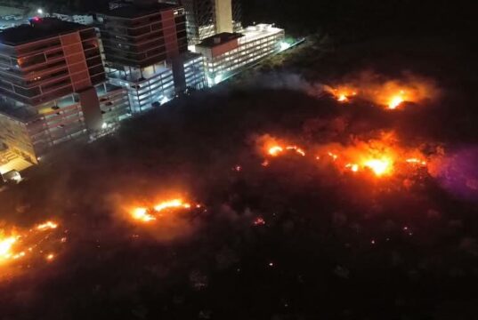 Incendio en zona cerril de Bernardo Quintana en Centro Sur