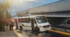 Cae camión de transporte público en socavon en 5 de febrero
