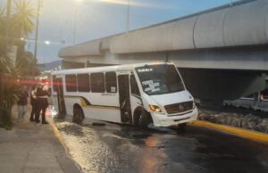 Cae camión de transporte público en socavon en 5 de febrero