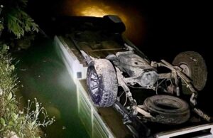 Camioneta cae en el río y deja 2 jóvenes sin vida en Jalpan