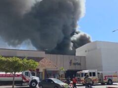 Incendio consume plaza comercial Los Monchis, hay varios muertos