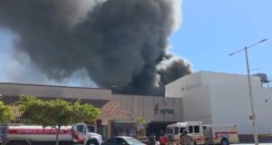 Incendio consume plaza comercial Los Monchis, hay varios muertos