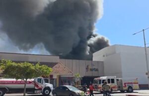 Incendio consume plaza comercial Los Monchis, hay varios muertos