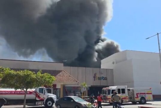 Incendio consume plaza comercial Los Monchis, hay varios muertos