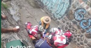 CAE HOMBRE DENTRO DEL DREN PLUVIAL EN EL PARQUE ALCANFORES