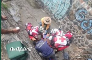 CAE HOMBRE DENTRO DEL DREN PLUVIAL EN EL PARQUE ALCANFORES