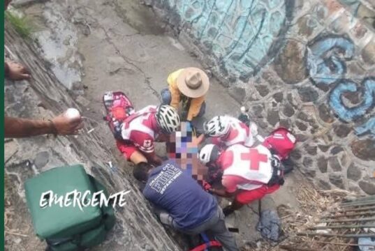 CAE HOMBRE DENTRO DEL DREN PLUVIAL EN EL PARQUE ALCANFORES
